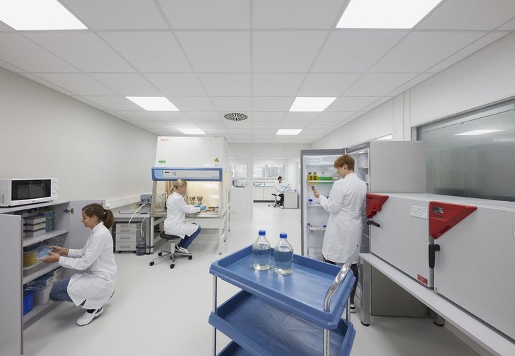 Das mikrobiologische Labor von CleanControlling Medical mit drei Laborantinnen