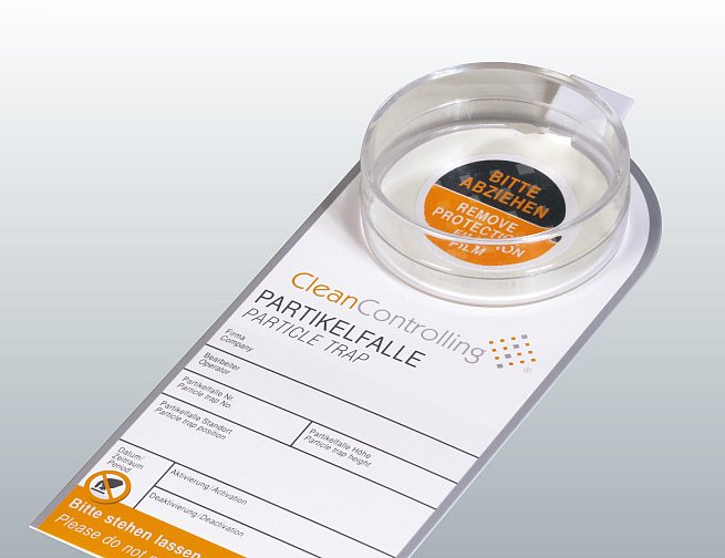 A round transparent cup, which has a sheet to peel off in the middle and is distinguished as a particle trap by CleanControlling.