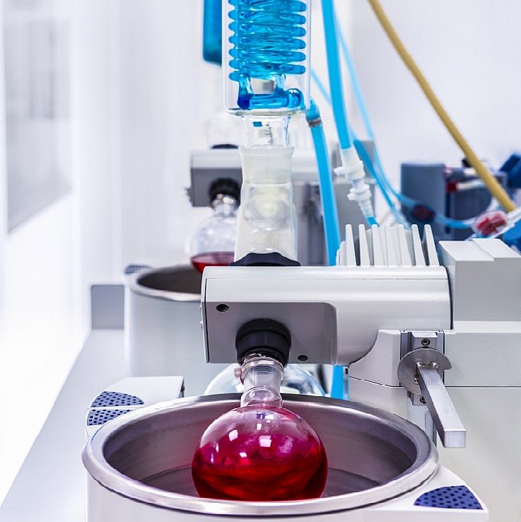 Rokationsverdampfer, durch welchen über eine Spirale eine blaue Flüssigkeit läuft und ein Kolben mit roter Flüssigkeit angeschlossen ist.