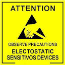 Neonfarbenes Schild, auf welchem in schwarzer Schrift 'Attention observe precautions electostatic sensitivos devices' steht.