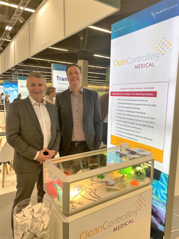 Our colleagues Hakan Akman (Sales Manager Medical) and Laboratory Manager Dr. Oliver Podlech at the T4M in Nuremberg
