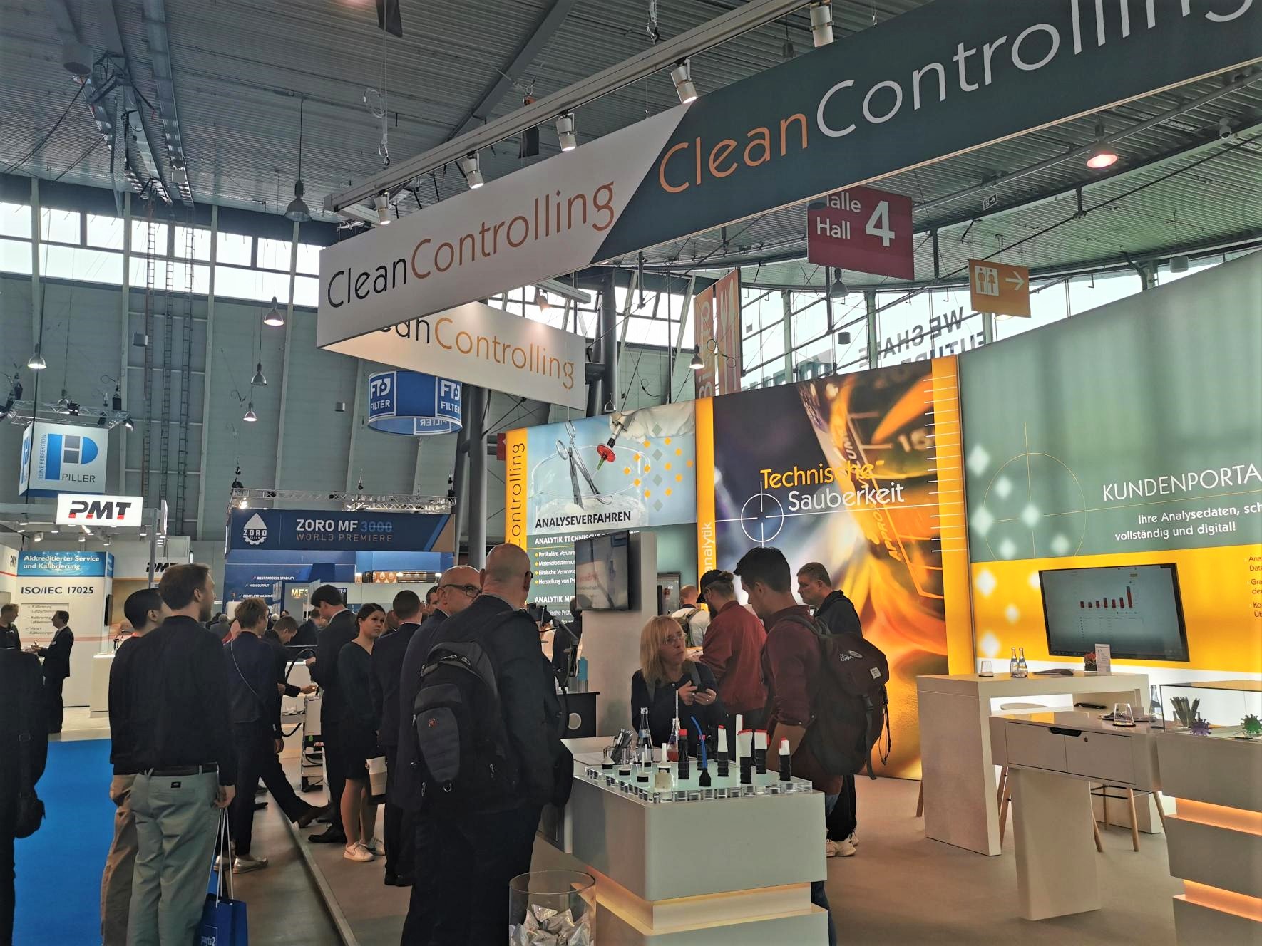 Viele interessierte Besucher auf dem Stand von CleanControlling 